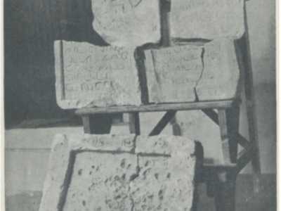 Ed � in questo scavo, o in altri realizzati nello stesso periodo in quella zona, che vennero ritrovate anche alcune epigrafi funerarie...